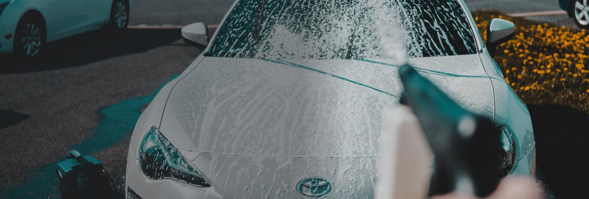 Mycie samochodu myjką ciśnieniową